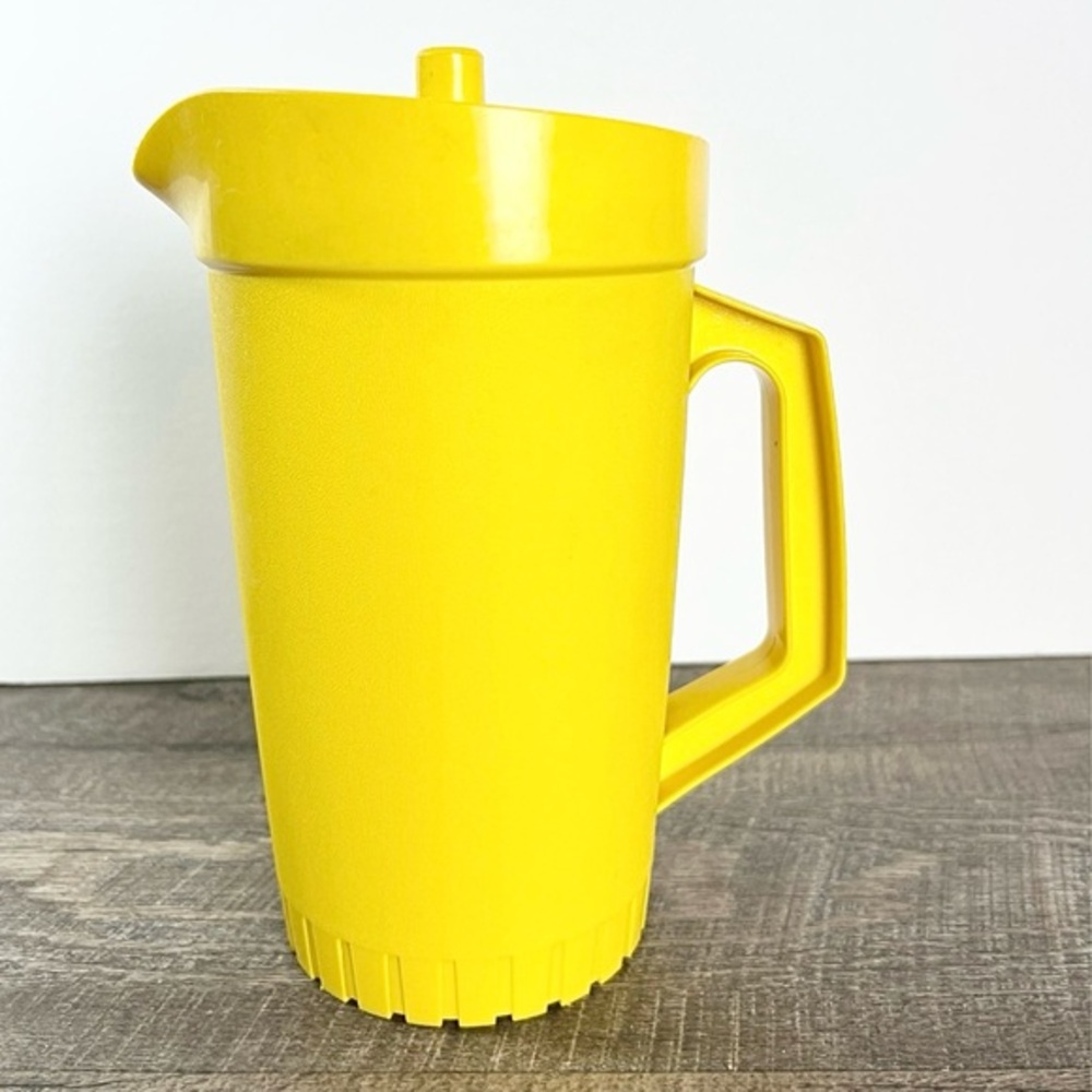Vintage Tupperware Bright‎ Yellow 1 Quart Pitcher #874-7 with Push Button Lid